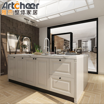 ตู้ครัวสีขาวแบบดั้งเดิม มีโครงสร้างจากไม้แข็งและกระเป๋าไม้ฝา