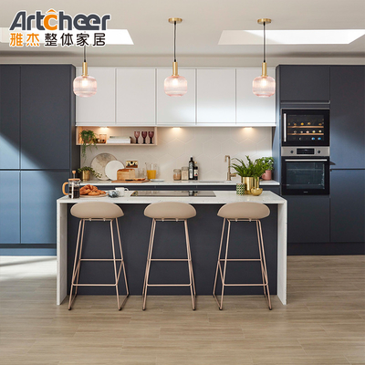 ตู้ครัวแบบมาตรฐานของอิตาลี ตู้ครัวแบบที่กําหนดเอง Melamine Laminated Wood Grain And Lacquer Finish ตู้ครัวไร้มือ