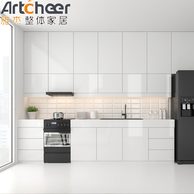 ห้องครัวเปิดขนาดเล็ก รุ่นใหม่ สไตล์ I รูปกระเป๋าครัวสีขาว with Black High Cabinet